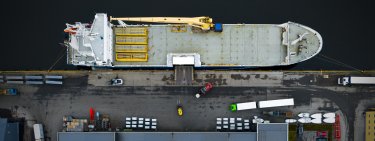 Nor Lines Fredrikstad Terminal - Dronefoto av terminalbygget og et lasteskip ved kai
